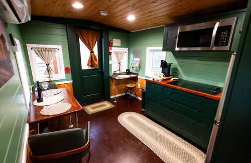 Golden Hills House | Beautifully Renovated Yellow Union Pacific Caboose, Tehachapi Overlooking Cable