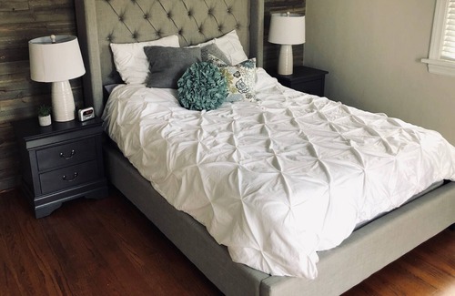 Kamas House | Beautifully Restored Farmhouse- Drive a little, save a lot