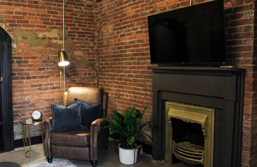 Gallatin Cottage | Beautifully Restored Historic Guesthouses /Boutique Finishes /Close to Nashville