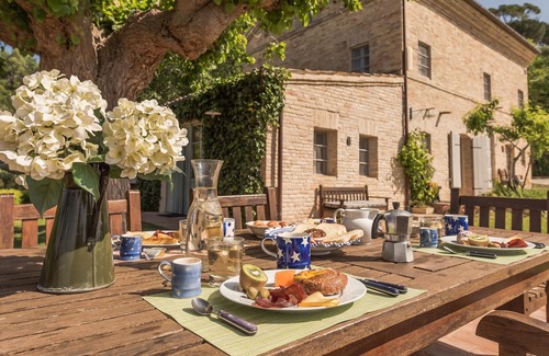 Mogliano House | Beautifully restored farmhouse with saltwater pool & stunning views