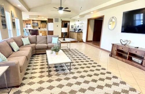 Beaver Shores House | Beaver Lake Getaway