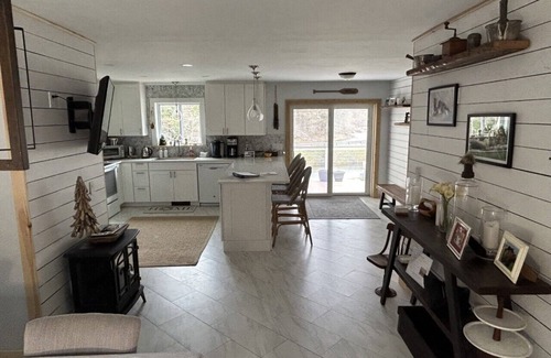 Whitingham House | Beaver's Bend Lakefront Retreat ~16 mi to Slopes & Pet Friendly!