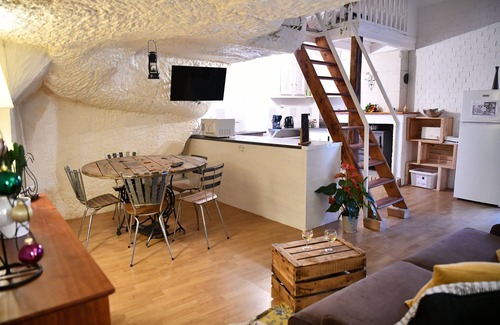 Bourre Apartment | Become real troglodytes for the duration of your stay