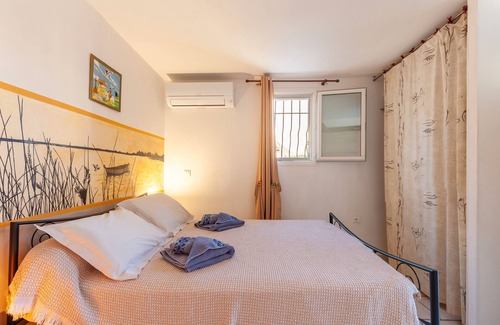 Port-Saint-Louis-du-Rhone Bed & Breakfast | Bed and Breakfast 'Salamandre Chambre D'hote' with Shared Pool, Wi-Fi and Air Conditioning