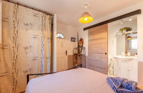 Port-Saint-Louis-du-Rhone Bed & Breakfast | Bed and Breakfast 'Salamandre Chambre D'hote' with Shared Pool, Wi-Fi and Air Conditioning