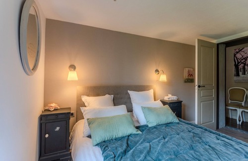 Arzacq-Arraziguet Bed & Breakfast | Bed and Breakfast 'Anémone' with Mountain View, Wi-Fi and Air Conditioning