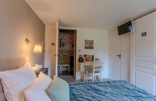 Arzacq-Arraziguet Bed & Breakfast | Bed and Breakfast 'Anémone' with Mountain View, Wi-Fi and Air Conditioning