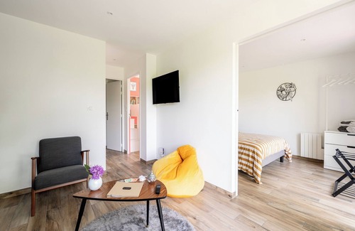 Malville Bed & Breakfast | Bed and Breakfast 'Kerwall - Chambres Familiales' with Shared Pool, Private Terrace and Wi-Fi