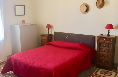 Salinelles Bed & Breakfast | Bed and Breakfast 'Printemps' with Shared Terrace, Private Garden and Wi-Fi