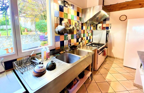 Villeneuve-de-Berg Bed & Breakfast | Bedroom 1 to 2p. self-catering, Park, Kitchen/dining room