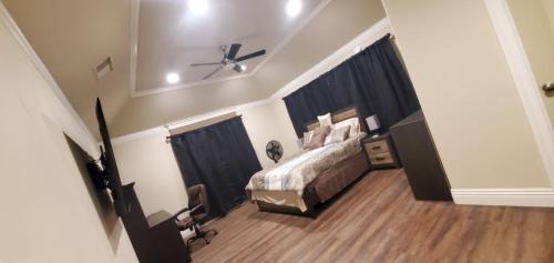 Clovis House | Bedroom with Private Bath/Closet & shared kitchen/laundry