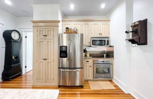 Washington House | Bee's Knees - Private Heated Pool and Hot Tub, Dog Friendly, Wineries