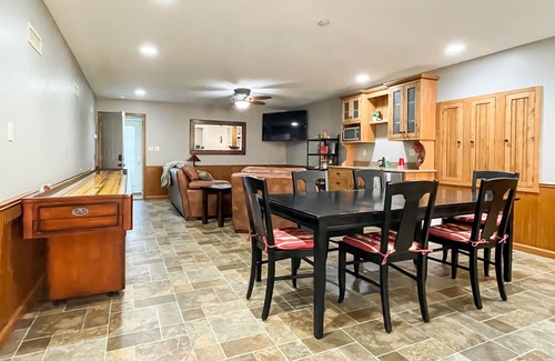 Washington House | Bee's Knees - Private Heated Pool and Hot Tub, Dog Friendly, Wineries