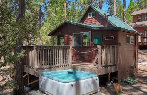 North Wawona House | Beetlebark Bungalow- Inside Yosemite w/hot tub EV charging cable