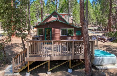 North Wawona House | Beetlebark Bungalow- Inside Yosemite w/hot tub EV charging cable