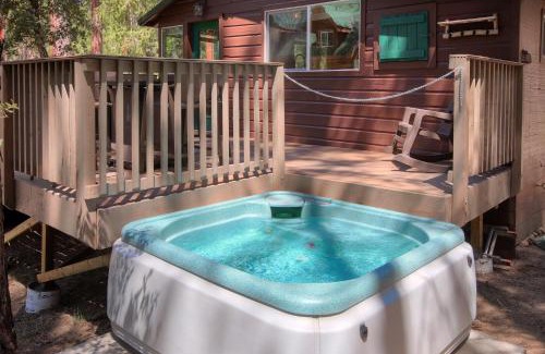 North Wawona House | Beetlebark Bungalow- Inside Yosemite w/hot tub EV charging cable
