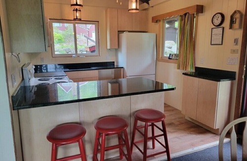 Bartlett Ski Chalet | Behind Storyland! 4 BD, 2 BATH, Wireless! Views of mountains!