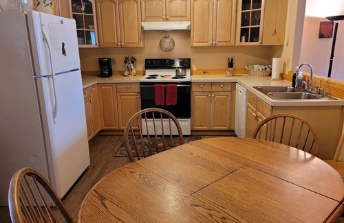 Winthrop House | Bella Rio-Sits on High Bluff above the River! Walk to town!