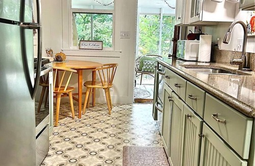 Eagle Rock Cottage | Belle Cottage a sweet lake side stay has walk down to water & screened porch