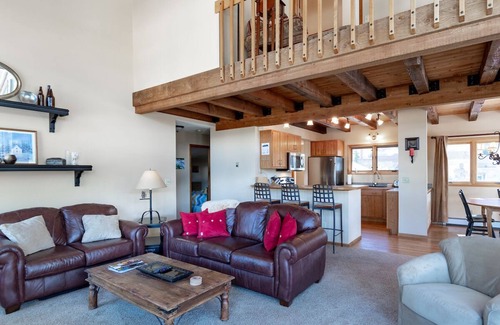 Warrior's Mark West House | Belle Vue Estate: Mountain Views and Private Hot Tub