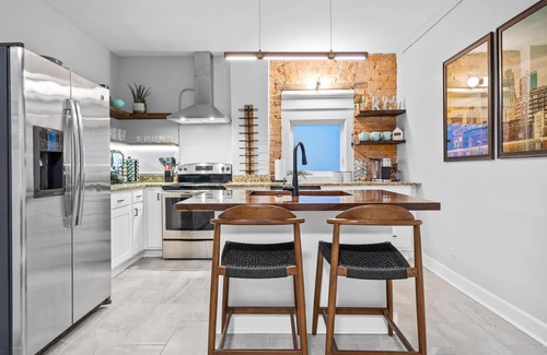 Westport Apartment | Belvedere Flats - 2 units! Gorgeous Remodel + Walkable to Westport!