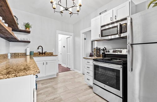 Westport Apartment | Belvedere Flats - 2 units! Gorgeous Remodel + Walkable to Westport!