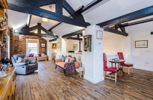 Sandbach House | Belvedere House - Serene Countryside Escape - 4 Bedrooms Sleeps 8