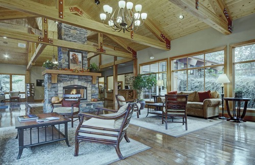 Bend Resort | Bend, OR: 2BR w/Fireplace, Pool, Ice Skating, Stables, Lake, Watersports & More!