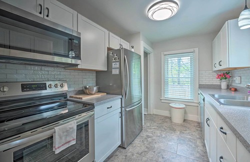 Fair Plain House | Benton Harbor 'Gracie Cottage' w/Hot Tub + Yard!