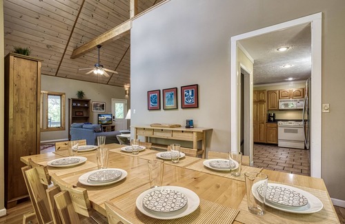 Townsend Ski Chalet | Berg Stuga, Free Attraction Tickets, Game Room, Hot Tub, WIFI!