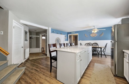 Pittsfield House | Berkshires Lake View, Hot Tub, Large Open Great Room, Lrg Kitchen