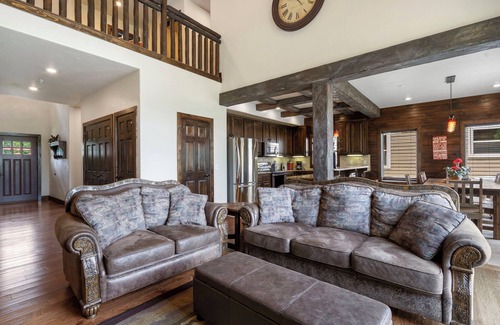 Lampe House | Best Family Friendly Getaway! Luxury Lakefront Villa Dock, Pools, Free Resort Amenities