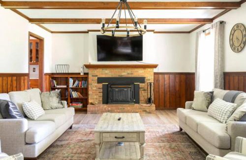 Logan House | Best Hocking Hills Cabin with Hot tub sleeps 8 Red Brick Ranch