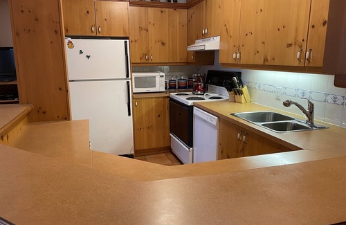 Domaine Nansen House | BEST LOCATION AT BEST PRICE, Walk to Beach, Ski in /Out, Lower Nansen, Pets OK