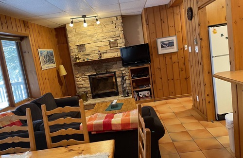 Domaine Nansen House | BEST LOCATION AT BEST PRICE, Walk to Beach, Ski in /Out, Lower Nansen, Pets OK