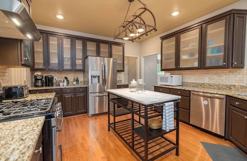 Bracey House | Best of Both Worlds | Expansive Waterviews | Pet-Friendly