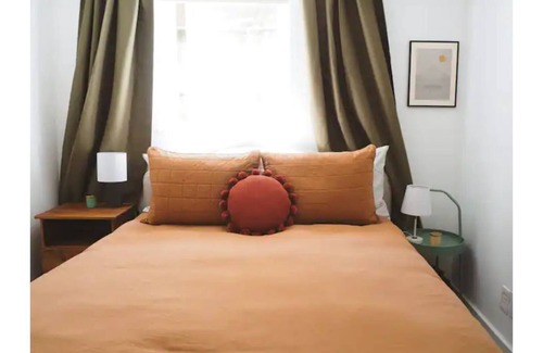 North Admiral Apartment | Best of West Seattle! - 2BR Walking Distance to Alki, Water Taxi to Downtown SEA