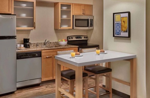 Chesterfield House | Best Place to Stay in Chesterfield! Kitchen, Free Breakfast, Pets Allowed