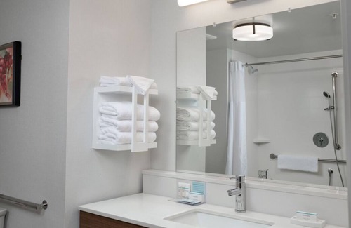 Tigard House | Best Place to Stay in Tigard! Indoor Pool, Free Full Breakfast and Parking