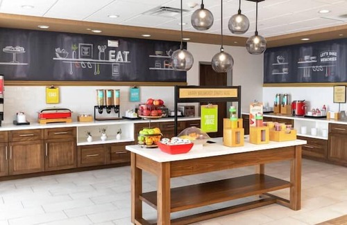 Tigard House | Best Place to Stay in Tigard! Indoor Pool, Free Full Breakfast and Parking
