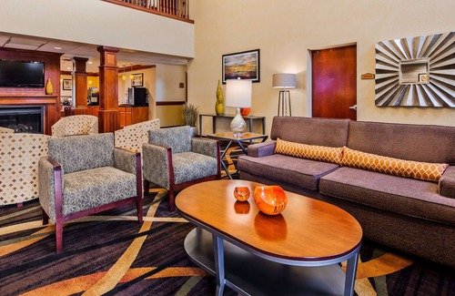 Knoxville Hotel | Best Western Plus Strawberry Inn & Suites