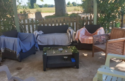 Saint-Martin-de-Crau Apartment | Between Camargue and Alpilles, part of an air-conditioned farmhouse with swimming pool