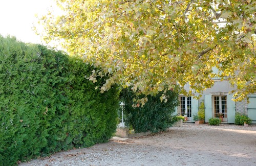 Saint-Martin-de-Crau Apartment | Between Camargue and Alpilles, part of an air-conditioned farmhouse with swimming pool