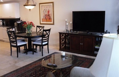South Beach Apartment | Between Lowe's and Ritz Carlton Hotels Beachfront on Lincoln