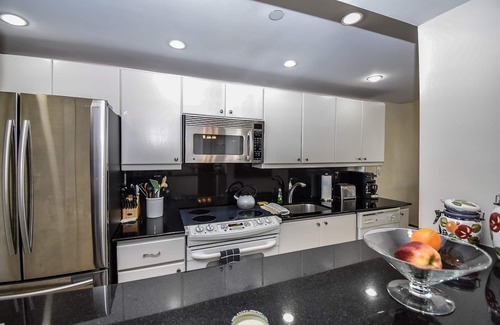 South Beach Apartment | Between Lowe's and Ritz Carlton Hotels Beachfront on Lincoln