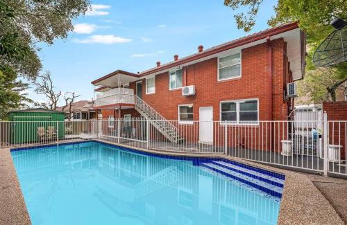 Bexley North Apartment | Bexley near Train Shopping Airport with Pool 11ppl Ground Floor