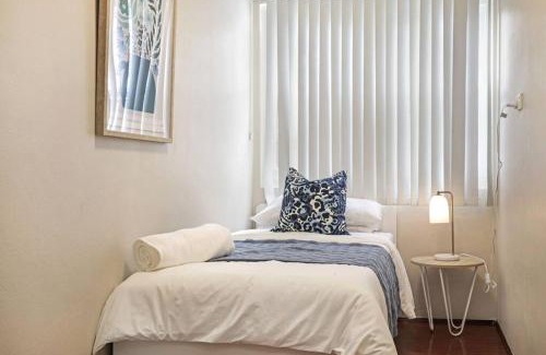 Bexley North Apartment | Bexley near Train Shopping Airport with Pool 11ppl Ground Floor