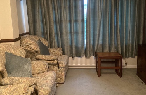 Barnehurst House | Bexleyhealth Town Centre 5 Bedroom Luxurious Home