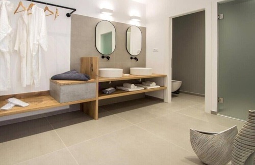 Kini Apartment | BH785 - C - Suite Syros
