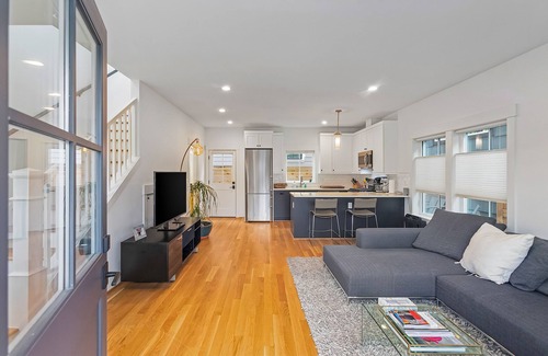 Queen Anne Apartment | Bichitos Green Glimpse in Queen Anne